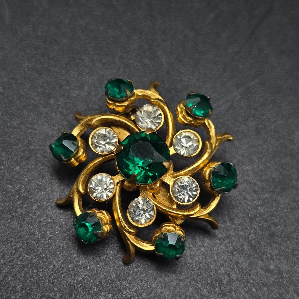 Green Rhinestone Pin Wheel Brooch Gold Tone Vintage Costume Jewelry